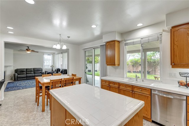 13576 Oxford Ct, Chino CA: https://media.crmls.org/medias/ff381ad3-2a92-4fc3-b393-f0861f3c5b44.jpg