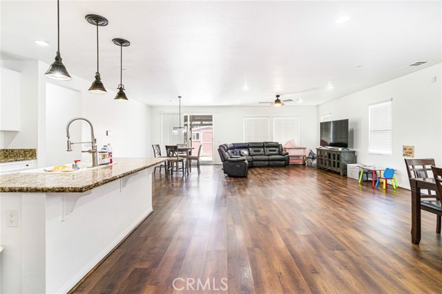 15992 Yosemite Street, Victorville CA: https://media.crmls.org/medias/ff39cace-f698-4b8b-8acb-94715941e259.jpg