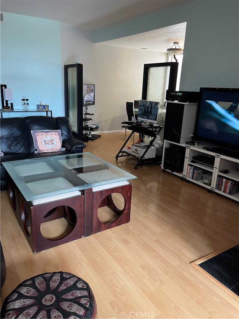 https://media.crmls.org/medias/ff39edc1-52ac-4d63-a05a-9a725405fc22.jpg?preset=X-Large
