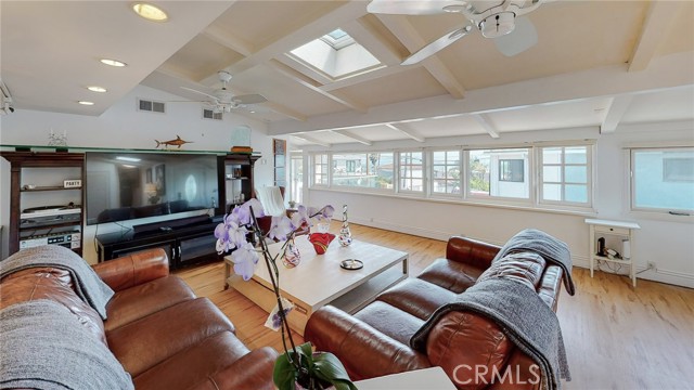 Detail Gallery Image 3 of 43 For 274 Diamond St, Laguna Beach,  CA 92651 - 3 Beds | 2/1 Baths