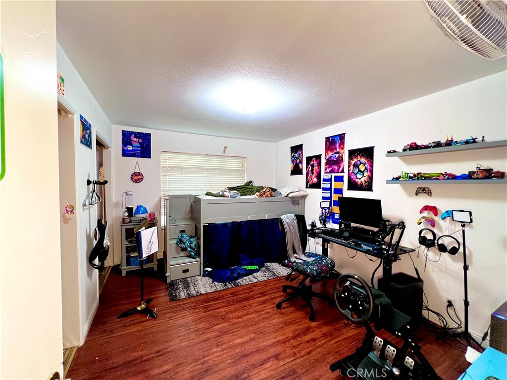 https://media.crmls.org/medias/ff3de9c0-0641-43d4-83e5-bd330461a6d4.jpg?preset=X-Large