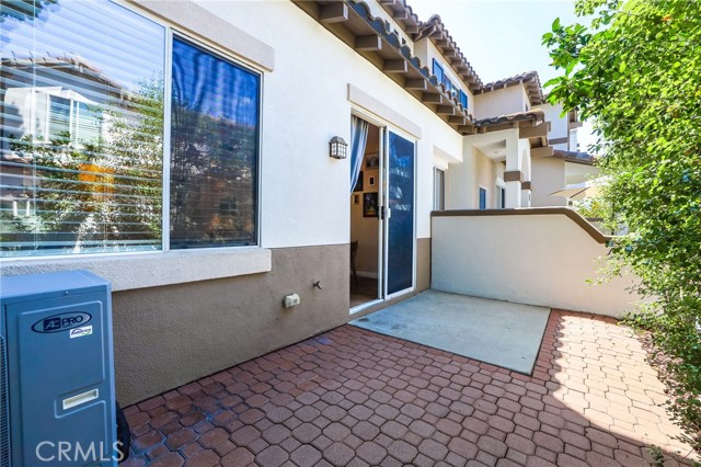 2348 Sunningdale Drive, Tustin CA: https://media.crmls.org/medias/ff3e09f4-e613-441f-bd6c-4d1684970227.jpg
