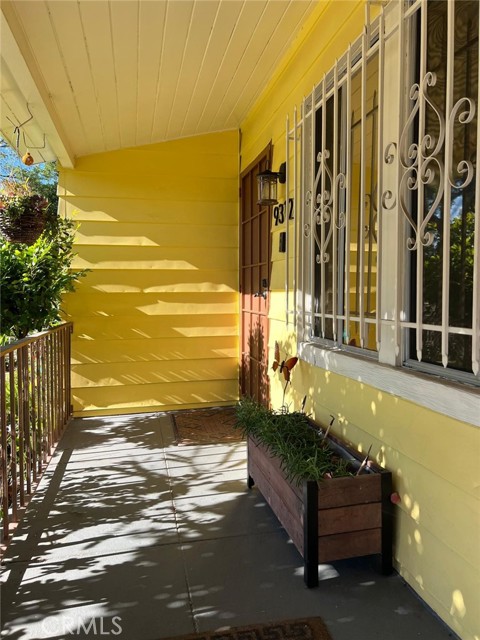 9312 Garden View Avenue, South Gate CA: https://media.crmls.org/medias/ff3f8466-29cb-4d7e-9bd4-e921304bf619.jpg