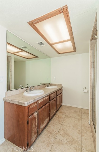 712 E Magill Avenue, Fresno CA: https://media.crmls.org/medias/ff48d8b9-a265-4891-806e-f19d9d902525.jpg