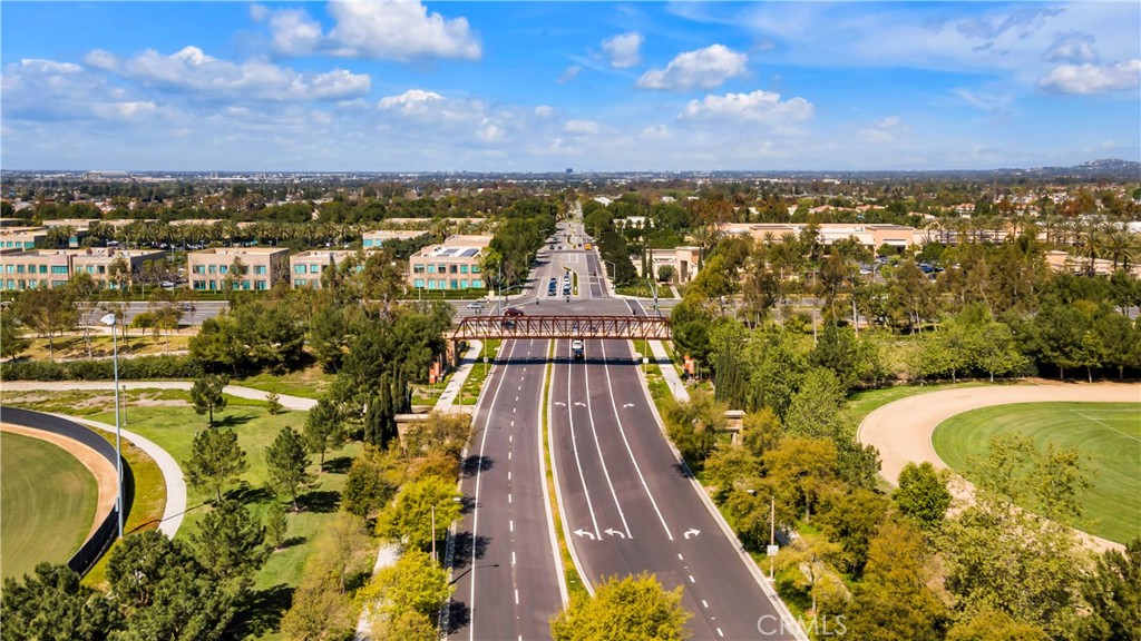 https://media.crmls.org/medias/ff4ca5a8-e4e7-4db8-a630-ec2103f794e8.jpg?preset=X-Large