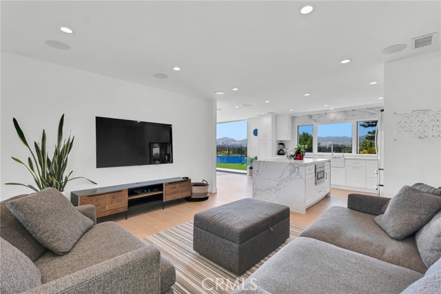 23241 Aetna Street, Woodland Hills CA: https://media.crmls.org/medias/ff4cd7c2-6d26-498d-be71-67308ec04755.jpg