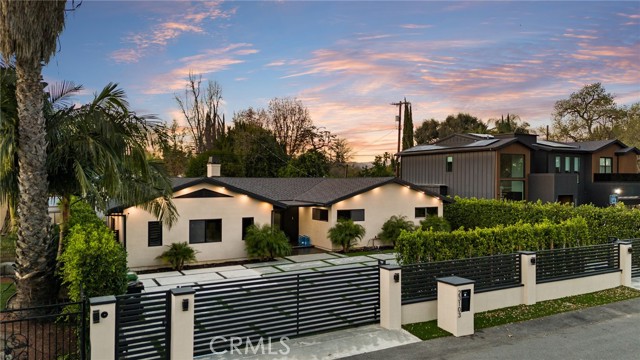 Detail Gallery Image 2 of 41 For 23103 Leonora, Woodland Hills,  CA 91367 - 3 Beds | 3 Baths