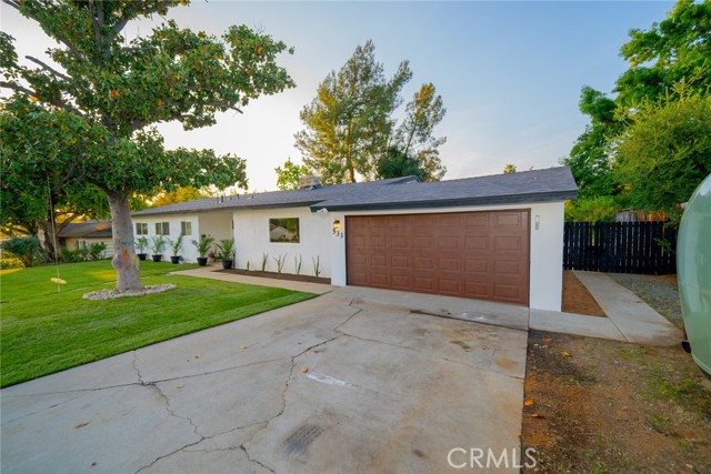 533 Via Vista Dr, Redlands CA: https://media.crmls.org/medias/ff531b71-4b26-4e67-8b21-78c9636c02ab.jpg