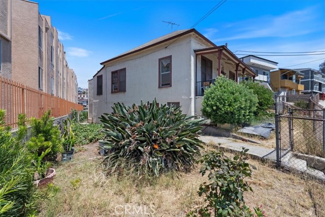 811 N Bunker Hill Avenue, Los Angeles CA: https://media.crmls.org/medias/ff532134-fd06-4fed-8925-69e8c1312d4d.jpg