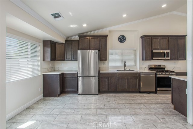 Detail Gallery Image 15 of 40 For 707 Emily Ln, Beaumont,  CA 92223 - 3 Beds | 2 Baths