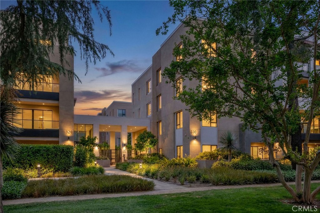 330 W Green #206