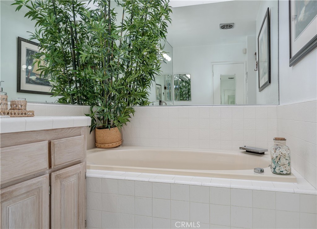 https://media.crmls.org/medias/ff5e3257-e203-48d5-954e-074cb25837b1.jpg?preset=X-Large