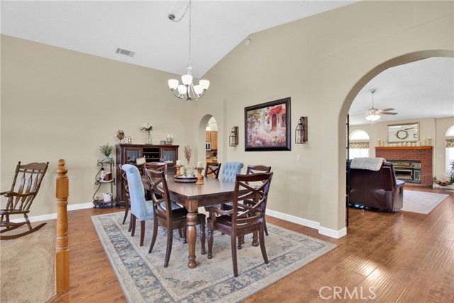 Detail Gallery Image 11 of 61 For 7870 El Manor Rd, Oak Hills,  CA 92344 - 4 Beds | 2/1 Baths