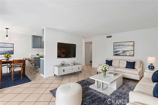 Detail Gallery Image 3 of 36 For 700 W La Veta Ave #I3,  Orange,  CA 92868 - 2 Beds | 2 Baths