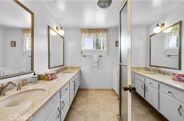 5340 Edgeware Drive, Calabasas CA: https://media.crmls.org/medias/ff61c783-9cd7-404f-8ff9-a37dd63f78e0.jpg