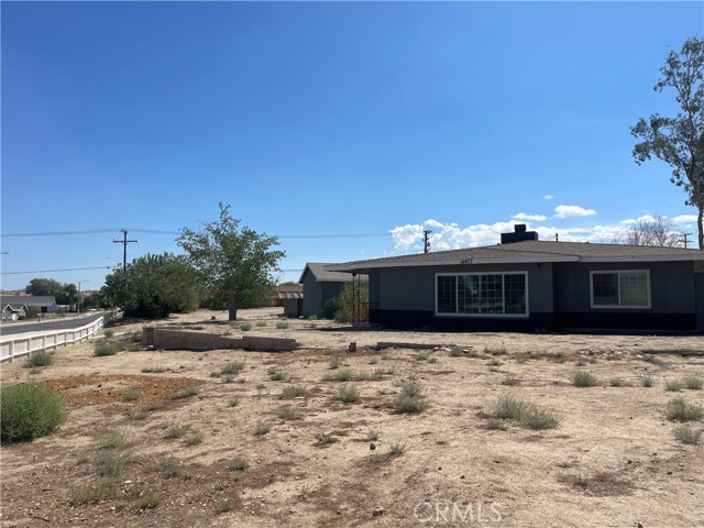 14877 Rodeo Drive, Victorville CA: https://media.crmls.org/medias/ff63ef43-7883-4e39-9afb-d3381b1287b7.jpg