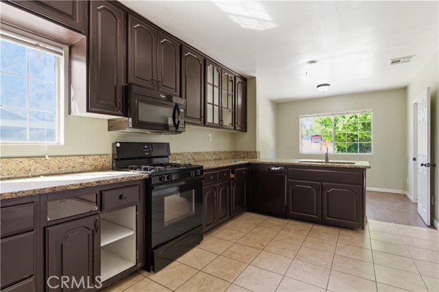 Detail Gallery Image 18 of 45 For 15000 Hamlin St, Van Nuys,  CA 91411 - 5 Beds | 3 Baths