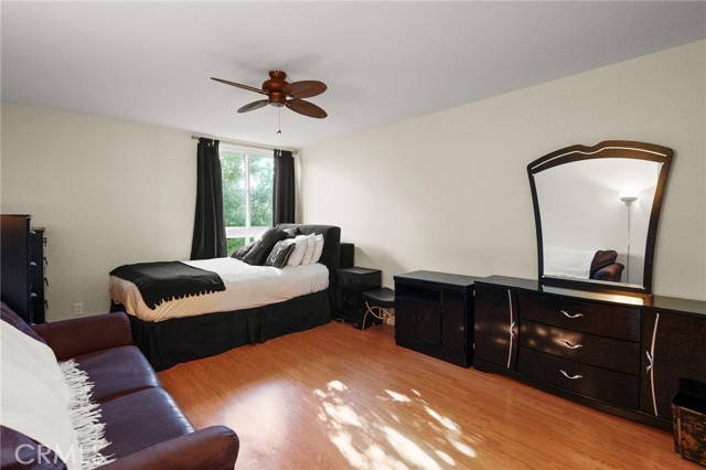 911 N Kings Road, West Hollywood CA: https://media.crmls.org/medias/ff6563d9-1204-41a0-81c4-9addf67facd3.jpg