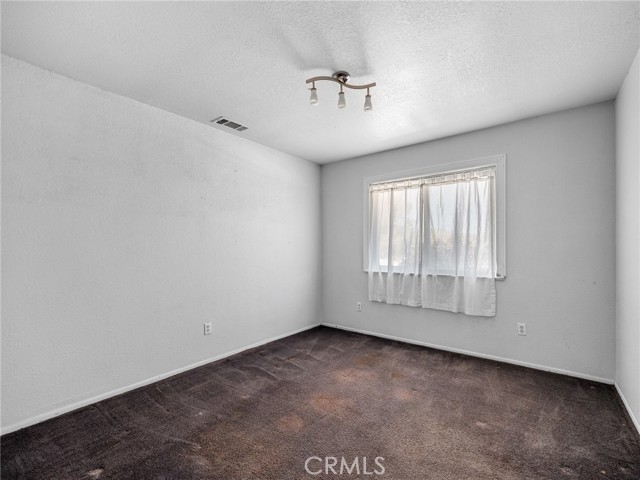 18425 Owatonna Road, Apple Valley CA: https://media.crmls.org/medias/ff6886a5-de16-4eaf-91c3-eb3ca6e82498.jpg