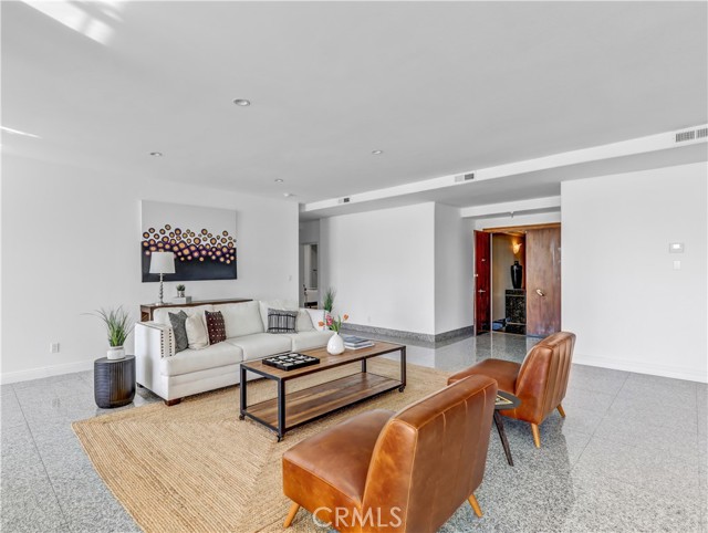 Detail Gallery Image 5 of 34 For 1333 S Beverly Glen Bld #402,  Los Angeles,  CA 90024 - 5 Beds | 5/1 Baths