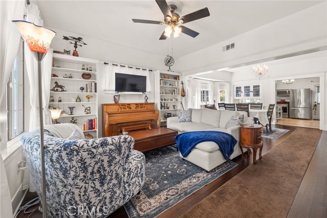 373 W Santa Cruz Street, San Pedro CA: https://media.crmls.org/medias/ff6b4cfd-ae7d-4326-a1cf-1e91e6f0b945.jpg