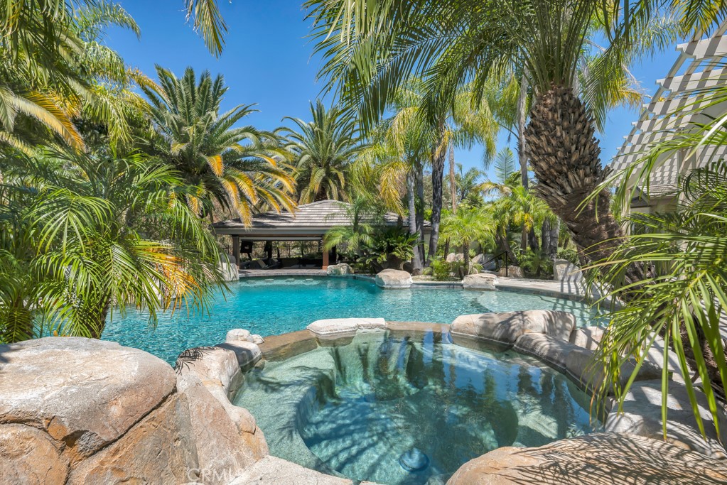https://media.crmls.org/medias/ff6d83ca-dc9e-4239-833f-5ea97655dedf.jpg?preset=X-Large