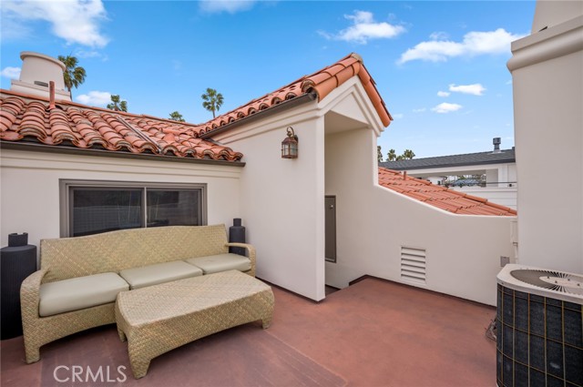 Detail Gallery Image 14 of 15 For 502 1/2 Goldenrod Ave, Corona Del Mar,  CA 92625 - 2 Beds | 2/1 Baths