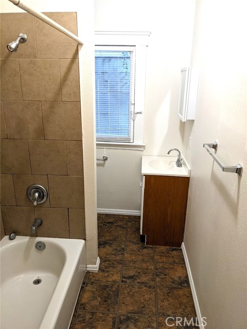 Detail Gallery Image 8 of 9 For 234 W 4th St #B,  Long Beach,  CA 90802 - 1 Beds | 1 Baths