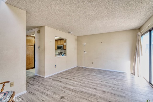 Detail Gallery Image 6 of 33 For 181 N Magnolia Ave #D,  Anaheim,  CA 92801 - 3 Beds | 2/1 Baths