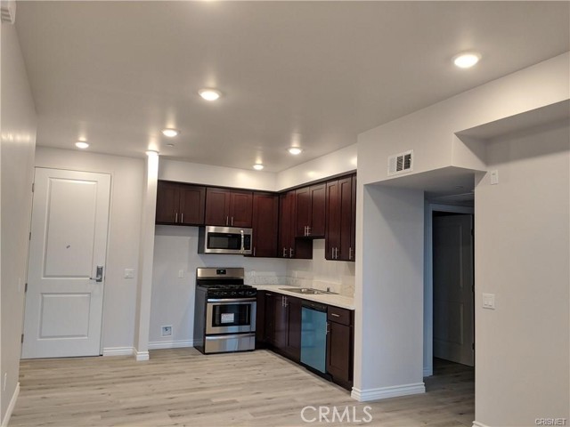 Detail Gallery Image 3 of 10 For 7343 Reseda Bld #303,  Reseda,  CA 91335 - 3 Beds | 2 Baths