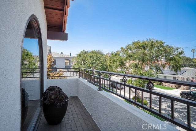 1622 10th Street, Manhattan Beach, California 90266, 5 Bedrooms Bedrooms, ,5 BathroomsBathrooms,Residential,Sold,10th,SB18101346