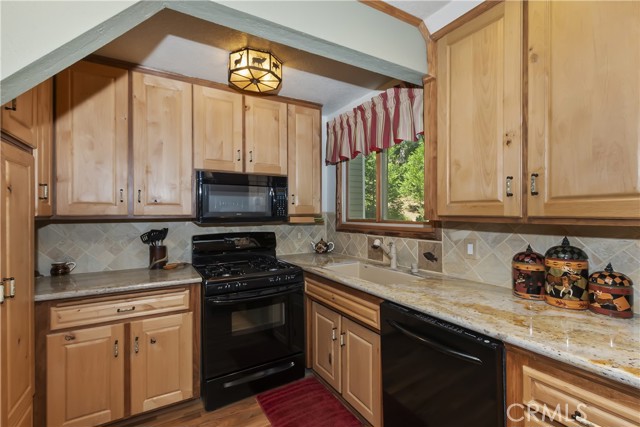 Detail Gallery Image 12 of 50 For 27380 Oakwood Dr, Lake Arrowhead,  CA 92352 - 3 Beds | 3 Baths