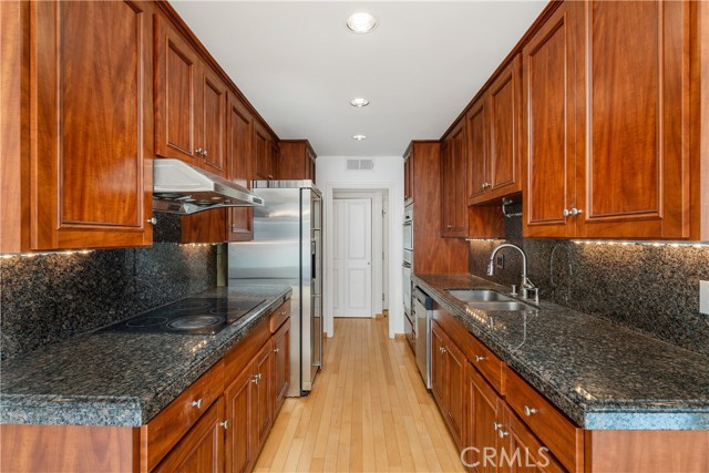 Detail Gallery Image 1 of 23 For 14141 Dickens St #212,  Sherman Oaks,  CA 91423 - 2 Beds | 2 Baths