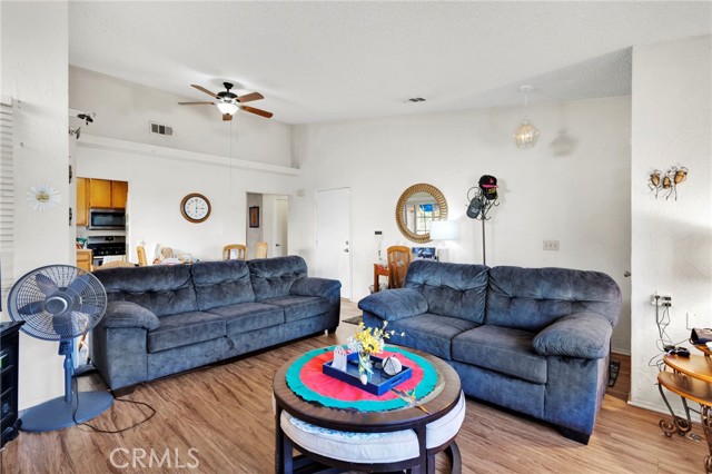 Detail Gallery Image 7 of 29 For 15837 Sandalwood, Victorville,  CA 92395 - 2 Beds | 2 Baths