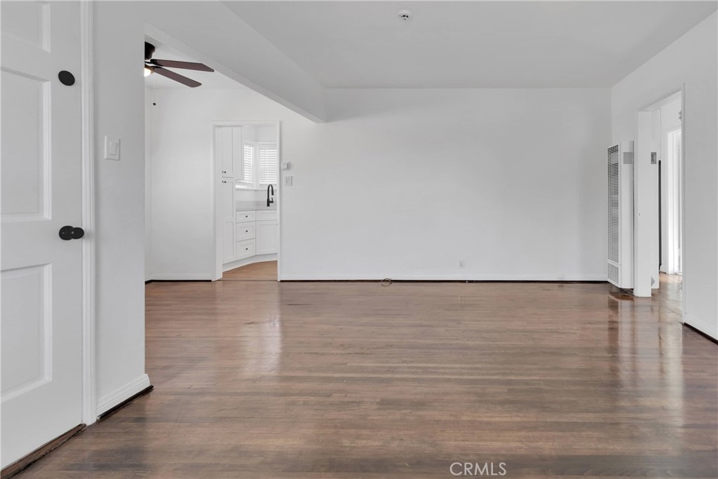 https://media.crmls.org/medias/ff84439e-73d3-4695-8a63-a0f16eabeb85.jpg?preset=X-Large