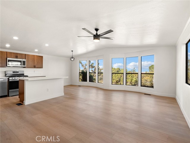 Detail Gallery Image 4 of 38 For 633 Cholla, Pinon Hills,  CA 92372 - 3 Beds | 2 Baths