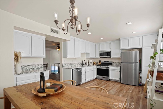 Detail Gallery Image 3 of 53 For 19355 Sherman Way #41,  Reseda,  CA 91335 - 2 Beds | 2/1 Baths