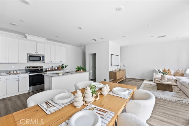 Detail Gallery Image 5 of 25 For 9429 N Sepulveda Blvd. #3,  North Hills,  CA 91343 - 2 Beds | 2/1 Baths