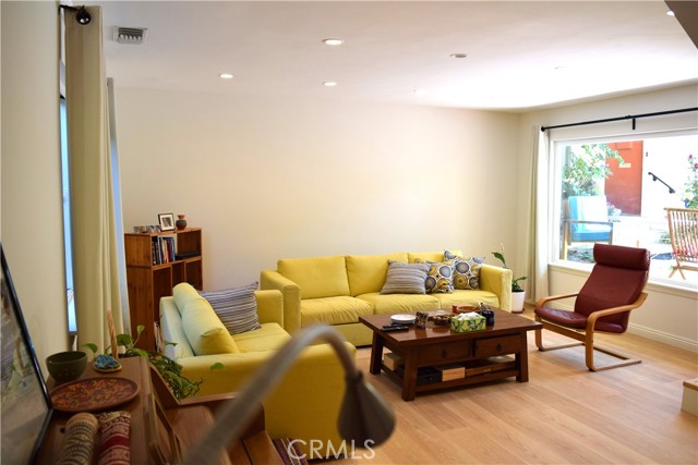 Detail Gallery Image 9 of 20 For 3247 Montrose Ave #B,  La Crescenta,  CA 91214 - 2 Beds | 2 Baths