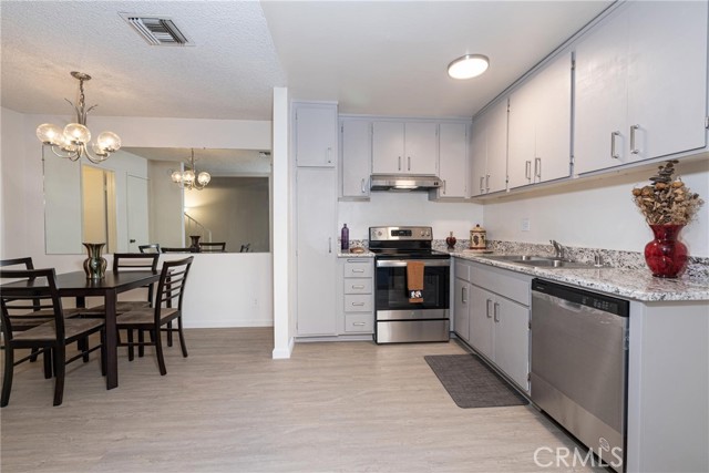 Detail Gallery Image 1 of 1 For 7301 Lennox Ave #D10,  Van Nuys,  CA 91405 - 2 Beds | 1/1 Baths