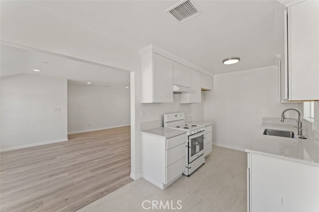 Detail Gallery Image 22 of 32 For 14722 Strathern, Panorama City,  CA 91402 - 5 Beds | 3 Baths