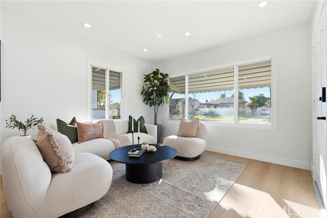 Detail Gallery Image 10 of 74 For 2140 N Rose St, Burbank,  CA 91505 - 5 Beds | 3/1 Baths