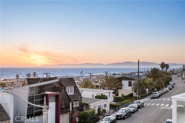 1820 Manhattan Avenue, Hermosa Beach, California 90254, 5 Bedrooms Bedrooms, ,6 BathroomsBathrooms,Residential,Sold,Manhattan,SB22093926