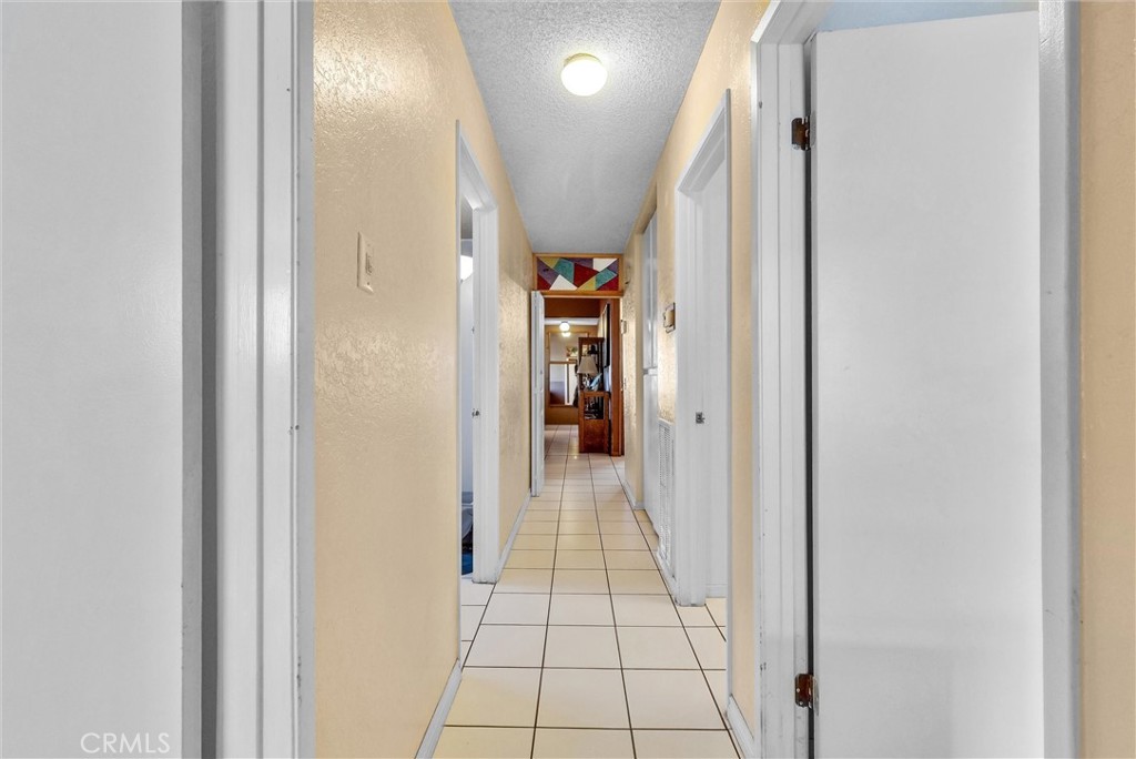 https://media.crmls.org/medias/ff99f3fe-369a-4ef1-8c5a-5b2f002f645f.jpg?preset=X-Large