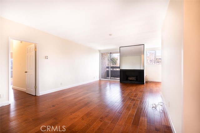 Detail Gallery Image 9 of 31 For 530 S Barrington #305,  Los Angeles,  CA 90049 - 2 Beds | 2 Baths
