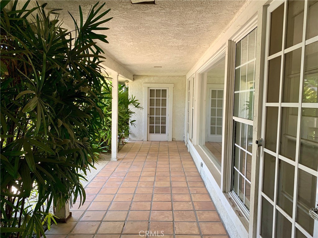 https://media.crmls.org/medias/ff9d8c08-2fbd-48a8-8659-21fac41776e8.jpg?preset=X-Large