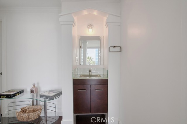 700 E Ocean Boulevard, Long Beach CA: https://media.crmls.org/medias/ffa75d6d-d3e9-4ca0-8697-4e1a3341af98.jpg