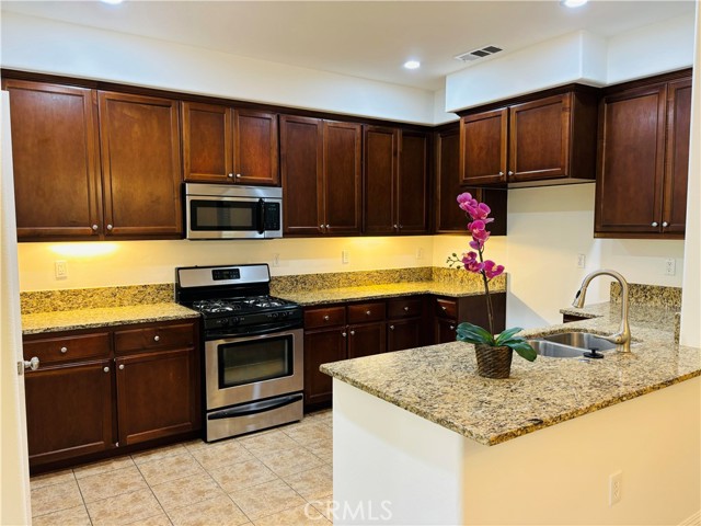 Detail Gallery Image 2 of 20 For 440 Amargosa Way, Corona,  CA 92878 - 3 Beds | 2/1 Baths