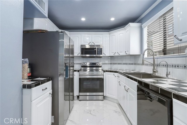 Detail Gallery Image 9 of 34 For 5305 White Oak Ave #F,  Encino,  CA 91316 - 2 Beds | 2/1 Baths