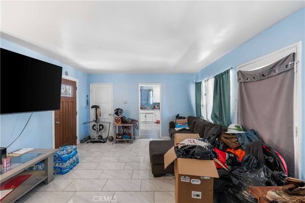 https://media.crmls.org/medias/ffad2379-fc2b-4192-83f2-301c083ca4f7.jpg?preset=X-Large